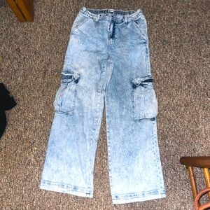 I am selling these wide leg jeans. They are are a size 8 in women’s.